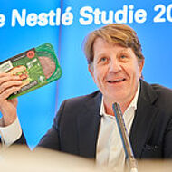 Nestlé-Chef Marc Boersch mit veganem Burger bei der Vorstellung der Nestlé-Studie. "Nestlé" "Nestlé-Studie" "Allensbach" "ernährung" "boersch"