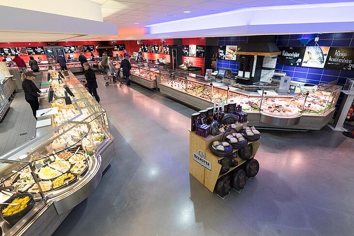 Die Fischspezialitäten an der Theke im Edeka WEZ Bad Oynhausen ziehen Shopper aus der gesamten Region an. Foto: Karl Preuß GmbH/Stephanie Albers/Christian Schwier