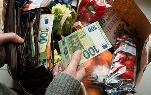 Fast ein Drittel der deutschen Verbraucher will die nicht-essentiellen Ausgaben inflationsbedingt kürzen.
