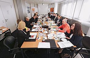 „Wir sind weit davon entfernt, hip zu sein“ Round Table, Ausbildung und Personalentwicklung im Handel, Rundschau, Medialog